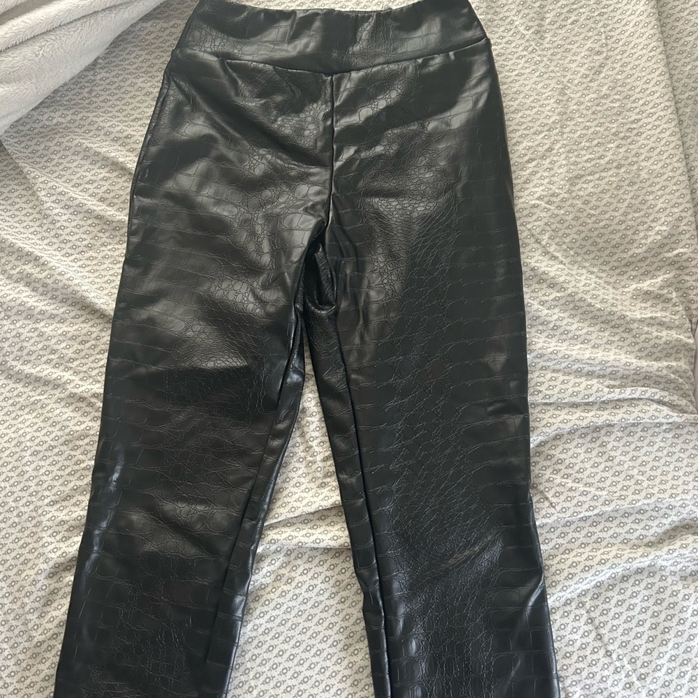 Francesca’s Black Faux Leather Croc-Embossed Leggings